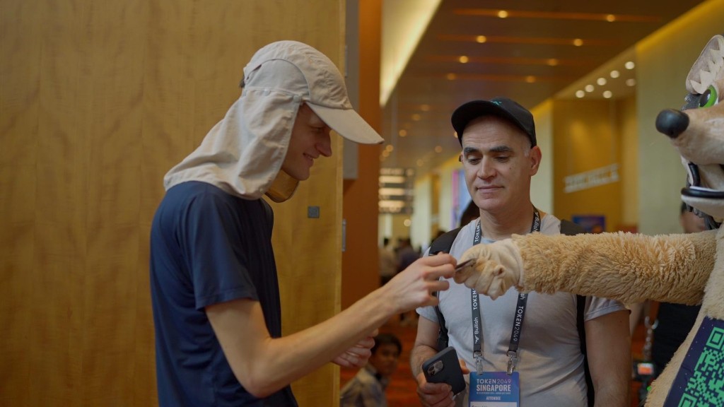 Vitalik Buterin meets the GraphDex hedgehog mascot at Token2049 Singapore
